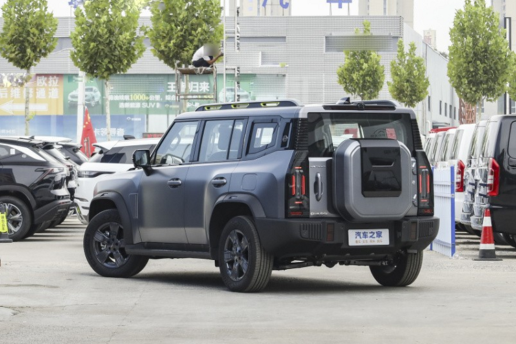 Chiếc xe mới cũng được trang bị hình ảnh toàn cảnh 540°, có thể thu được thông tin toàn diện xung quanh xe. Mức giá xe Jetour Traveller 2024 cho 6 phiên bản từ 139.900 - 184.900 nhân dân tệ (tương đương 455 triệu đồng đến 602 triệu đồng).