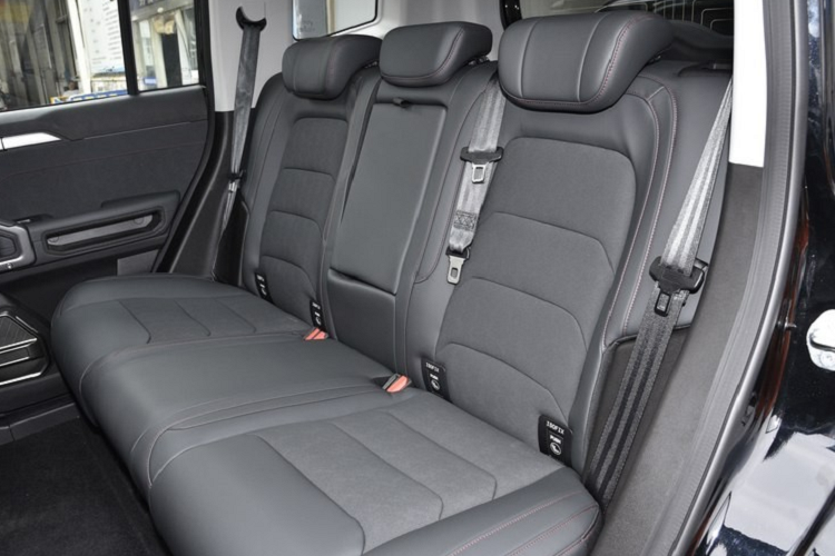 Về ngoại hình, chiếc SUV này có lưới tản nhiệt góc cạnh, và được khảm logo Jetour nổi bật với màu trắng, bên cạnh đó, nó còn nối liền với đèn pha độc đáo mang phong cách ấn tượng, 4 dải đèn LED ban ngày được đặt đối xứng nhau.