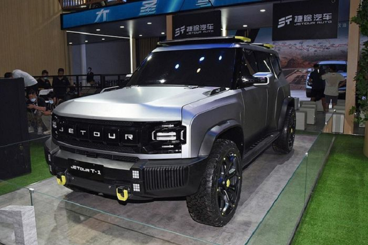 Jetour Traveler cung cấp ba tùy chọn hệ truyền động, dẫn động hai bánh bao gồm động cơ xăng 4 xi-lanh, dung tích 1,5 lít kết hợp hộp số 7DCT, có công suất tối đa 184 mã lực, mô-men xoắn cực đại 290 Nm, mức tiêu thụ nhiên liệu 8,35 lít/100km.