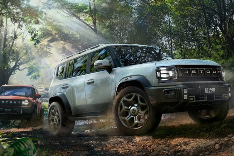 Các cấu hình nội thất khác của xe Jetour Traveler bao gồm nhận dạng giọng nói, nhận dạng khuôn mặt, mạng 4G, cập nhật OTA và điều khiển từ xa, 2 hộc đựng cốc ở bảng điều khiển trung tâm, sạc không dây, vô lăng 4 chấu vát đáy.