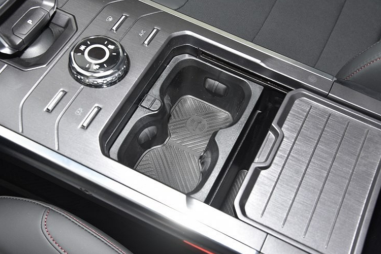 Tiếp đến là việc xe Jetour Traveler, được trang bị màn hình điều khiển trung tâm 15,6 inch tích hợp chip Qualcomm Snapdragon 8155, bảng đồng hồ full LCD 10,25 inch và cửa sổ trời toàn cảnh 64 inch. Hàng ghế sau đủ chỗ cho 3 người ngồi, ghế giữa nếu không sử dụng có thể mở bệ tỳ tay ra.