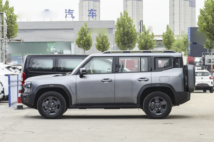 Dễ dàng nhận thấy rằng Chery Jetour Traveller của Trung Quốc sử dụng hình dáng hộp vuông đặc trưng của một chiếc SUV địa hình, và được trang bị thùng chứa dự phòng cổ điển ở phía sau, móc kéo ở phía trước, vòm bánh xe, thanh bên và giá nóc khá hầm hố. Ngoài ra, Jetour Traveller còn có bảy tùy chọn màu sắc ngoại thất bao gồm đen, xám, cam, nâu vàng và bạc.