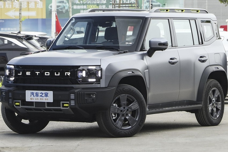 Traveller là sản phẩm “off-road hạng nhẹ” trong gia đình Jetour, các đối thủ cạnh tranh của nó bao gồm các mẫu xe như Haval Raptor, Big Dog và Chery Discovery 06 cùng loại. Tuy nhiên, chiều dài cơ sở của Traveler đạt 2.800 mm nhưng lại được định vị là một mẫu SUV cỡ nhỏ, có lợi thế về kích thước cũng như giá bán.