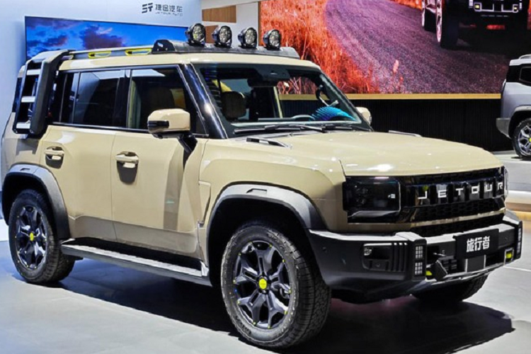 Hơn nữa, Jetour Traveller có khả năng vận hành ở sáu chế độ lái, bao gồm thể thao, tiêu chuẩn, tiết kiệm, cỏ, bùn và đá, cũng như chế độ lái X, có thể xác định thông minh các điều kiện đường và chuyển sang chế độ ưu tiên để đảm bảo điều kiện tốt nhất, cho lái xe.