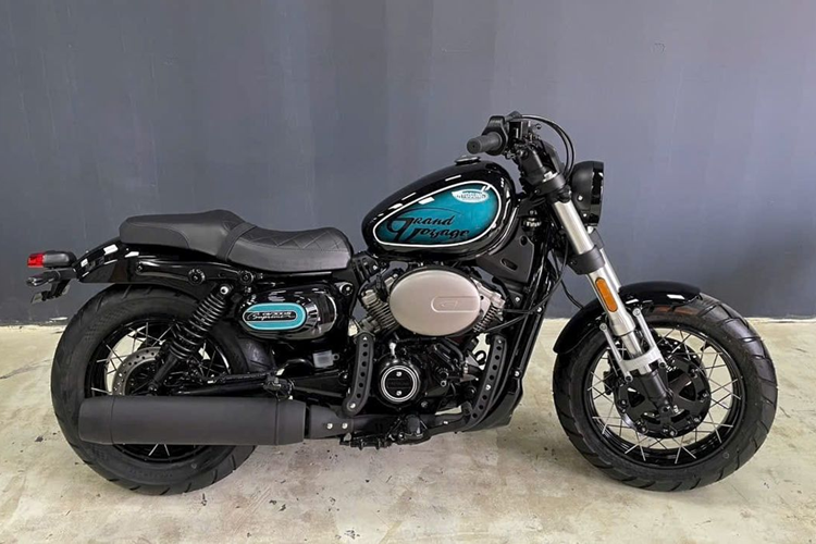 Mới đây, một đơn vị chuyên kinh doanh xe nhập đã mang về Việt Nam 4 chiếc Hyosung GV300S Evo 2023 mới và tất cả đều đã tìm được chủ nhân. Xe được nhập khẩu từ Trung Quốc, hiện dòng GV300 (bao gồm cả biến thể GV300R) chỉ được lắp ráp tại nhà máy của Hyosung ở thị trường này, còn tại quê nhà Hàn Quốc chưa có.