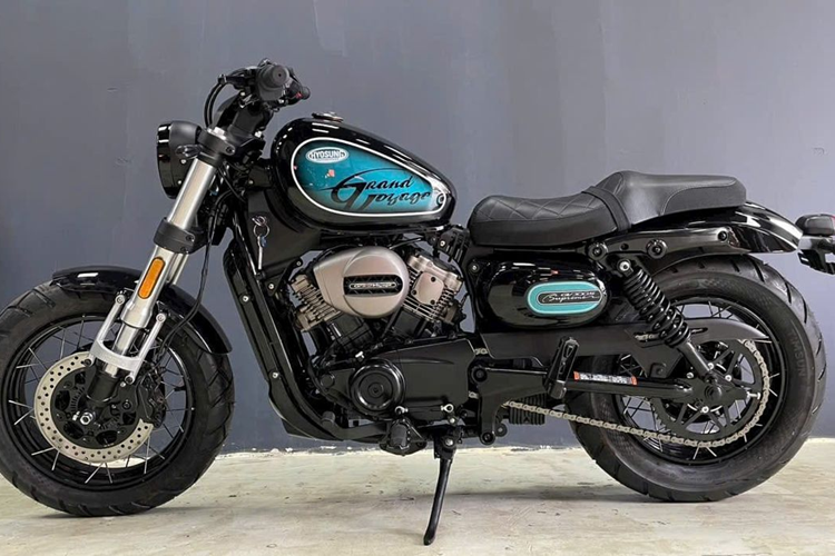 Hyosung GV300S Evo tại Việt Nam là phiên bản cao cấp của GV300S. Xe có kiểu dáng Bobber, cho phép chủ nhân dễ dàng độ chế theo sở thích. Là phiên bản nâng cấp của GV300S nên Hyosung GV300S Evo sở hữu nhiều trang bị cao cấp hơn.