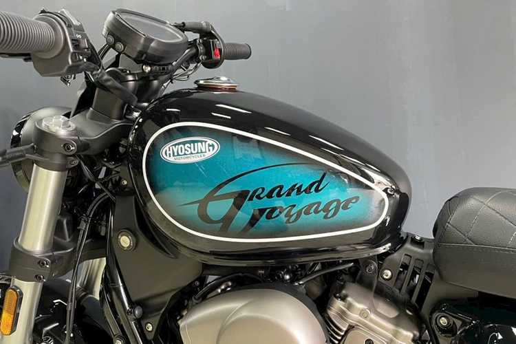 Tiếp đến là phuộc trước dạng hành trình ngược thay vì dạng ống lồng. Trong khi phía sau GV300S Evo vẫn sử dụng phuộc lò xo đôi như bản tiêu chuẩn. Hyosung GV300S Evo được trang bị vành nan hoa không ruột Tubeless, trong khi GV300S dùng bánh căm đúc.