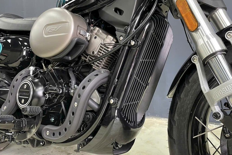 Trang bị này mang đến cái nhìn cổ điển hơn cho xe. Lốp trước của mẫu cruiser này có kích thước 120/80-R16, lốp sau là 150/80-R15. Phanh đĩa đơn trước/sau đều có ABS. Lớp sơn ngoại thất của Hyosung GV300S Evo cũng có chất lượng hoàn thiện cao hơn bản thường.