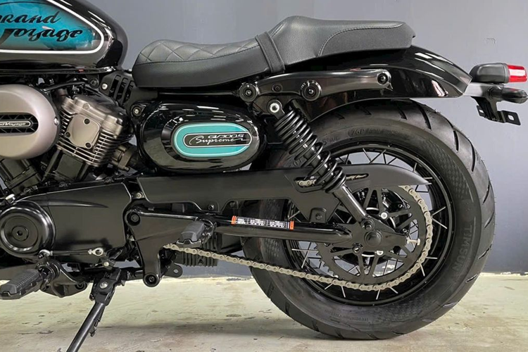 Hyosung GV300S Evo được trang bị đồng hồ Full TFT tạo hình bầu dục, trong khi trên GV300S là dạng analog tròn. Thiết kế mặt đồng hồ được cách điệu từ kiểu dáng bình xăng, hình giọt nước.