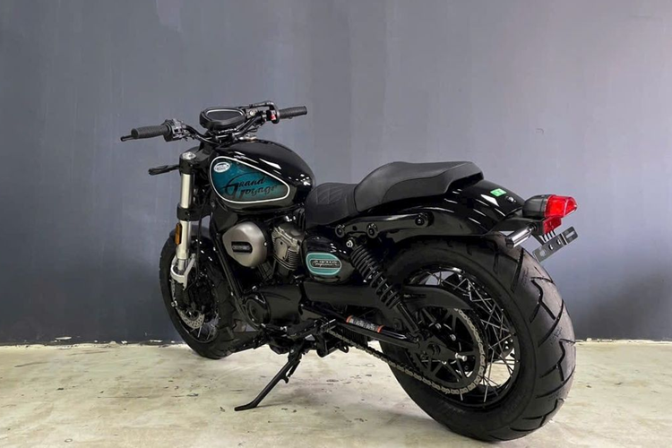 Cung cấp “sức mạnh” cho Hyosung GV300S Evo là động cơ loại 2 xi-lanh, công suất 29,5 mã lực, mô-men xoắn 25,6 Nm, đi kèm hộp số 6 cấp. Tại Việt Nam, giá xe Hyosung khoảng 118 triệu đồn, cạnh tranh với mẫu Royal Enfield Meteor 350 giá 130-135 triệu đồng, nhập Ấn Độ.