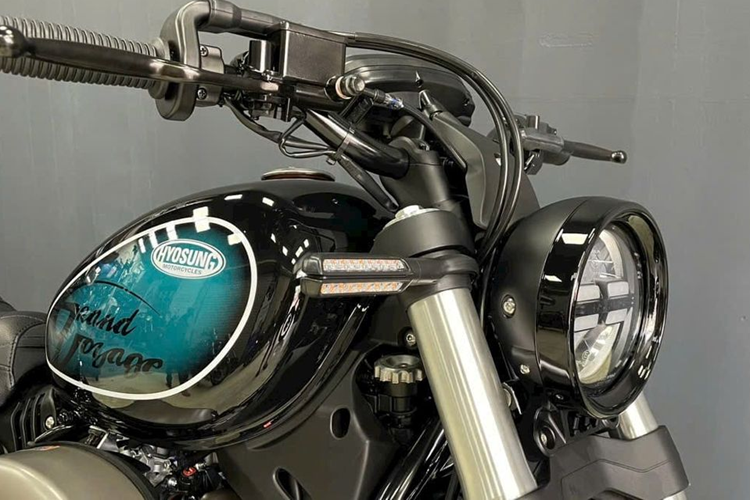 Tem xe và bình xăng có thiết kế sang trọng theo đúng phong cách Bobber cổ điển. Trên bầu lọc không khí ốp nhựa xám có khắc logo GV, biểu tượng của dòng xe GV300, chi tiết này không có trên bản thường.