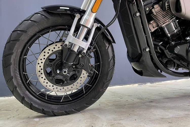 Về kích thước, Hyosung GV300S Evo có chiều dài x rộng x cao lần lượt 2.114 x 726 x 1.048 mm và chiều dài cơ sở 1.428 mm. Khoảng sáng gầm của xe đạt 175 mm và yên xe cao 710 mm, hứa hẹn mang đến tư thế lái rất thoải mái cho người dùng.