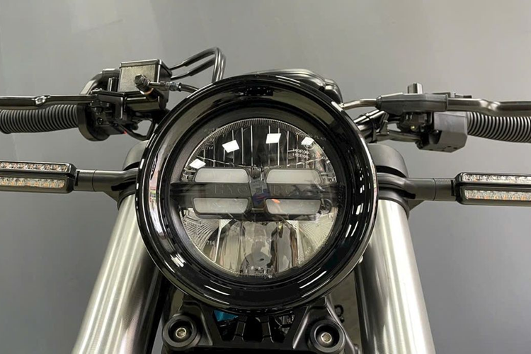 Đầu tiên là hệ thống đèn chiếu sáng, trên Hyosung GV300S Evo đèn xi-nhan đều là loại LED, trong khi bản tiêu chuẩn là loại halogen. Đèn pha có thêm dải định vị ở trung tâm. Viền choá đèn được hãng sơn đen, mang đến cái nhìn cứng cáp hơn cho chiếc xe.