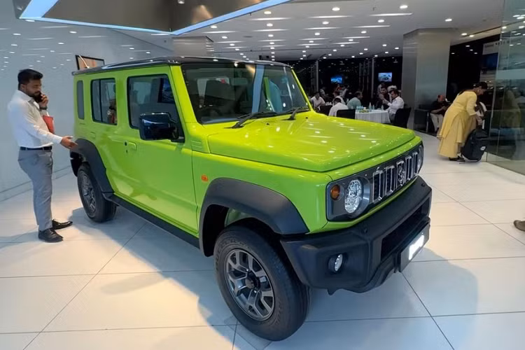  Suzuki Jimny 5 cửa đã chính thức trình làng tại thị trường Ấn Độ trong triển lãm Auto Expo 2023 diễn ra vào tháng 1 năm nay. Dự kiến, đến tháng 4 tới, mẫu SUV cỡ nhỏ này mới được bán ra tại thị trường Ấn Độ. Tuy nhiên, ngay từ giữa tháng 3, những chiếc Suzuki Jimny 5 cửa đã bắt đầu được trưng bày tại đại lý.
