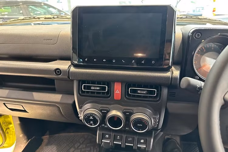 Tương tự ngoại thất, nội thất của xe cũng khá giống với phiên bản 3 cửa. Bên trong mẫu xe này có ghế bọc nỉ, mặt táp-lô màu đen, vô lăng 3 chấu tích hợp phím chức năng, màn hình cảm ứng trung tâm 9 inch đặt nổi, hỗ trợ Apple CarPlay/Android Auto và các núm xoay hình tròn để chỉnh điều hòa.