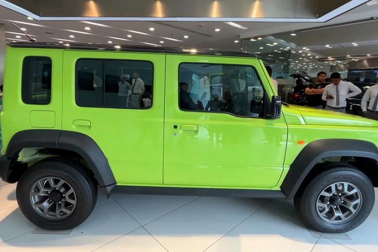 Giá xe Suzuki Jimny 5 cửa tại thị trường Ấn Độ vẫn chưa được công bố. Tuy nhiên, tính đến thời điểm hiện tại, đã có tới hơn 20.000 người đặt mua mẫu xe SUV cỡ nhỏ này.