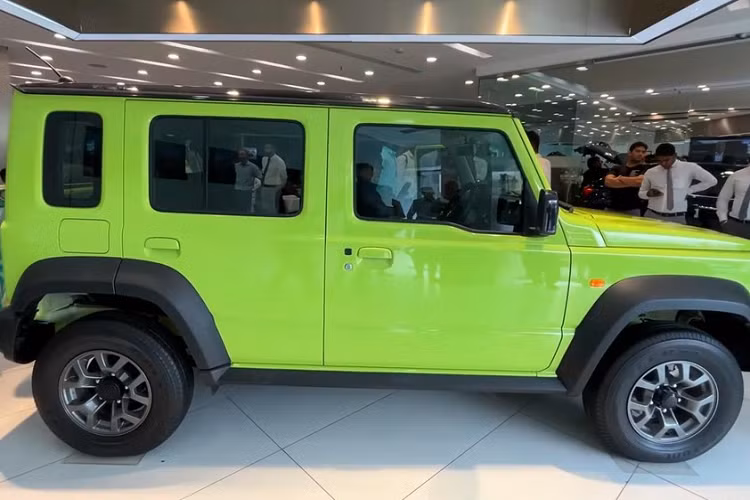 Giá xe Suzuki Jimny 5 cửa tại thị trường Ấn Độ vẫn chưa được công bố. Tuy nhiên, tính đến thời điểm hiện tại, đã có tới hơn 20.000 người đặt mua mẫu xe SUV cỡ nhỏ này.