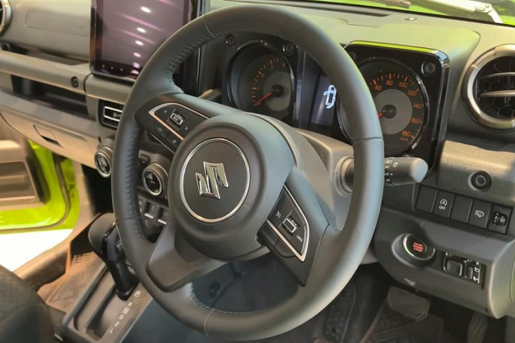 Nằm bên trong hốc bánh của mẫu xe này là bộ vành hợp kim có đường kính 15 inch, sơn màu xám và đi với lốp 195/80R15. Nhờ kích thước lớn hơn nên Suzuki Jimny 5 cửa được trang bị nội thất rộng rãi hơn nhưng chỉ có 5 chỗ ngồi.