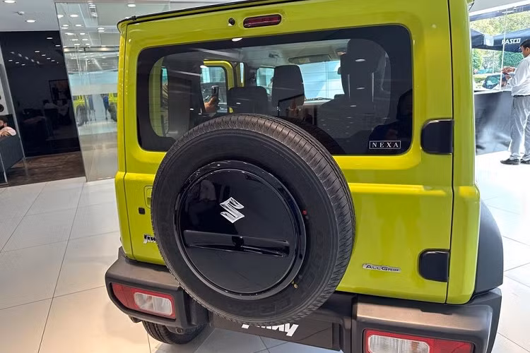 Ngoài kích thước lớn hơn, xe SUV Suzuki Jimny 5 cửa không thay đổi nhiều về thiết kế so với phiên bản 3 cửa. Khác biệt lớn nhất chính là xe có thêm 2 cửa phía sau.