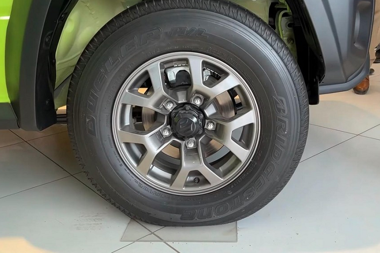 Theo đó, xe dài 3.985 mm, rộng 1.645 mm, cao 1.720 mm trong khi chiều dài cơ sở đạt 2.590 mm và chiều cao gầm là 210 mm. So với phiên bản 3 cửa, Suzuki Jimny 5 cửa có chiều dài cơ sở lớn hơn đến 340 mm.