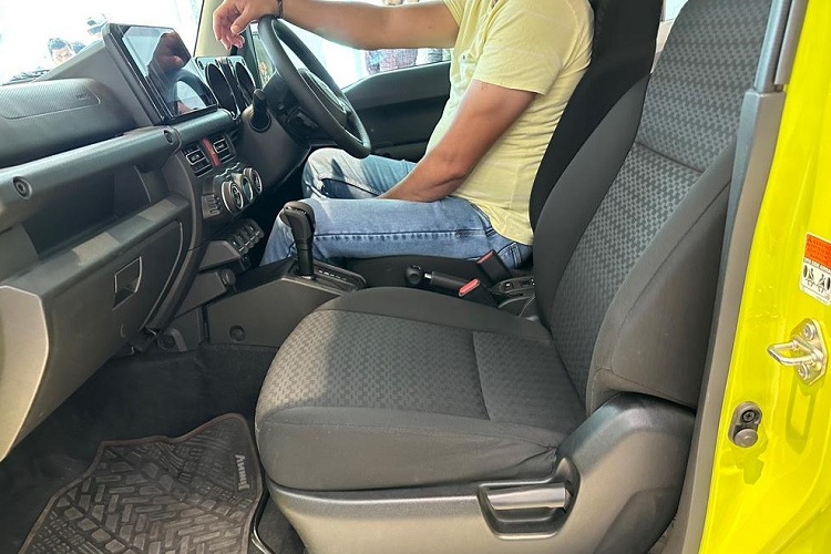 Trong khi đó, những chi tiết thiết kế khác như các cột thẳng đứng, thân vỏ bằng phẳng, đèn pha tròn trịa, lưới tản nhiệt với nan nằm dọc mạ crôm, lốp off-road, ốp cua lốp mở rộng hay lốp dự phòng nằm trên cửa cốp sau đều giống với Suzuki Jimny 3 cửa.