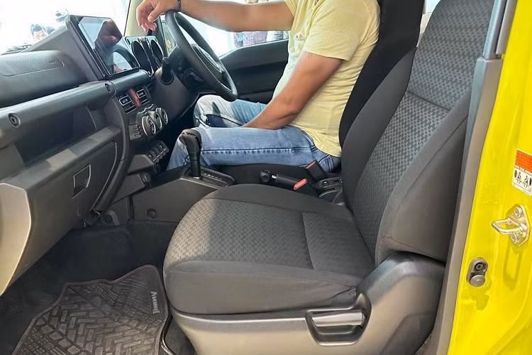 Trong khi đó, những chi tiết thiết kế khác như các cột thẳng đứng, thân vỏ bằng phẳng, đèn pha tròn trịa, lưới tản nhiệt với nan nằm dọc mạ crôm, lốp off-road, ốp cua lốp mở rộng hay lốp dự phòng nằm trên cửa cốp sau đều giống với Suzuki Jimny 3 cửa.