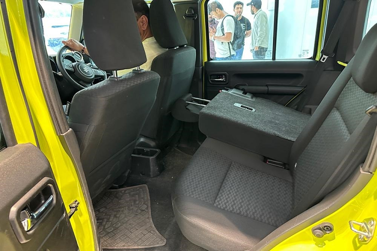 "Trái tim" của Suzuki Jimny 5 cửa là động cơ xăng 4 xi-lanh, dung tích 1.5L, sản sinh công suất tối đa 105 mã lực tại tua máy 6.000 vòng/phút và mô-men xoắn cực đại 134 Nm tại tua máy 4.000 vòng/phút.