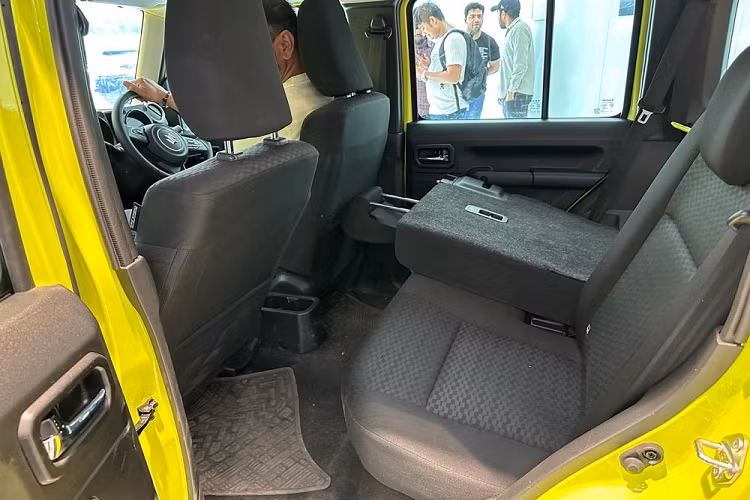 "Trái tim" của Suzuki Jimny 5 cửa là động cơ xăng 4 xi-lanh, dung tích 1.5L, sản sinh công suất tối đa 105 mã lực tại tua máy 6.000 vòng/phút và mô-men xoắn cực đại 134 Nm tại tua máy 4.000 vòng/phút.