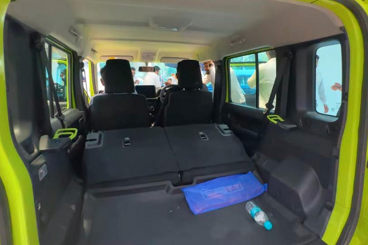 Động cơ kết hợp với hộp số sàn 5 cấp hoặc tự động 4 cấp và hệ dẫn động 4 bánh AllGrip Pro với hộp số phụ. Hiện các nhân viên tư vấn bán hàng tại đại lý ở Việt Nam cũng đang nhận cọc dành cho Suzuki Jimny.