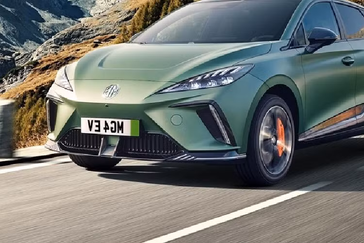 Hệ thống Kiểm soát Vào cua Chủ động hoàn toàn mới sẽ lần đầu tiên có mặt trên một chiếc MG, có khóa vi sai điện tử và Điều khiển Động cơ Thông minh để cho phép điều chỉnh vectơ mô-men xoắn giữa cả bốn bánh, tạo ra lực kéo tối đa và sự điềm tĩnh vượt trội trong nhiều điều kiện lái xe .