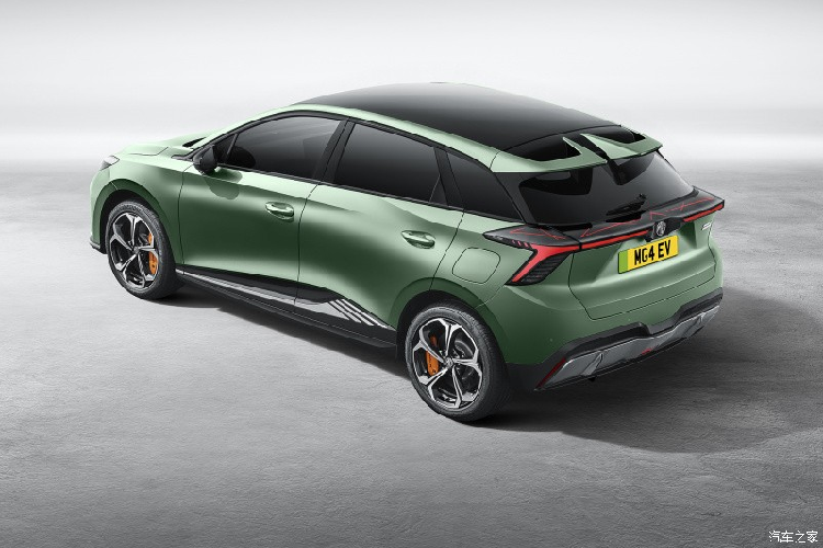 Về ngoại hình, thiết kế của MG4 XPower trông rất giống với MG Mulan hiện đang được bán tại Trung Quốc, cần nhớ rằng, năm 2005, MG sang nhượng cho Nanjng Automobile, một hãng xe quốc doanh của Trung Quốc, dù vậy, MG4 XPower trông tinh tế hơn. Đầu tiên là việc không chỉ áp dụng phong cách thiết kế đen bóng mà MG4 XPower còn sử dụng phong cách cánh gió trước thể thao hơn.