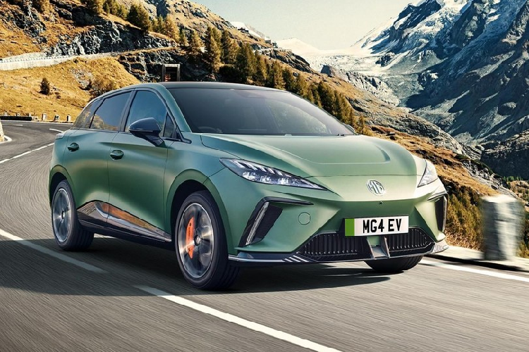 Nhờ hệ truyền động ấn tượng trên, phiên bản hiệu suất cao MG4 XPower có khả năng tăng tốc từ vị trí xuất phát lên 100 km/h chỉ trong thời gian 3,8 giây, tốc độ tối đa 200 km/h. Đồng thời, hệ thống treo của xe đã được tối ưu hóa lại và độ cứng tăng 25% so với phiên bản thông thường, sẽ có khả năng xử lý tốt hơn. Giá xe MG4 XPower được công bố là 36.495 bảng Anh, tương đương 1,08 tỷ đồng.