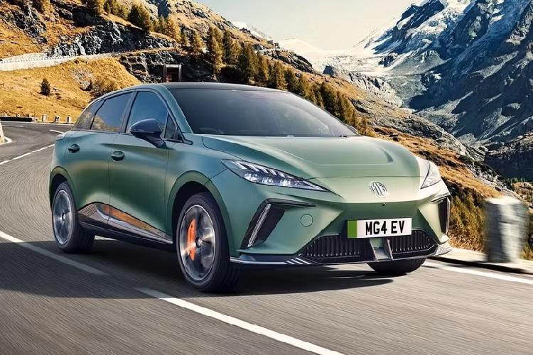 Nhờ hệ truyền động ấn tượng trên, phiên bản hiệu suất cao MG4 XPower có khả năng tăng tốc từ vị trí xuất phát lên 100 km/h chỉ trong thời gian 3,8 giây, tốc độ tối đa 200 km/h. Đồng thời, hệ thống treo của xe đã được tối ưu hóa lại và độ cứng tăng 25% so với phiên bản thông thường, sẽ có khả năng xử lý tốt hơn. Giá xe MG4 XPower được công bố là 36.495 bảng Anh, tương đương 1,08 tỷ đồng.