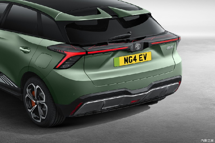 Ở bên thân xe, bạn có thể thấy phiên bản hiệu suất cao của MG4 sở hữu la-zăng kích thước lớn 18 inch với lốp Bridgestone và kẹp phanh màu cam. Xe mới có đĩa phanh cỡ lớn với khoảng cách phanh 33,9 mét. Ở đuôi xe, MG4 XPower có kiểu cắt kéo đẹp mắt cánh lướt gió với hình dáng độc đáo và cửa sổ trời toàn cảnh. Cuối cùng, xe có tùy chọn màu Racing Green mới độc quyền.