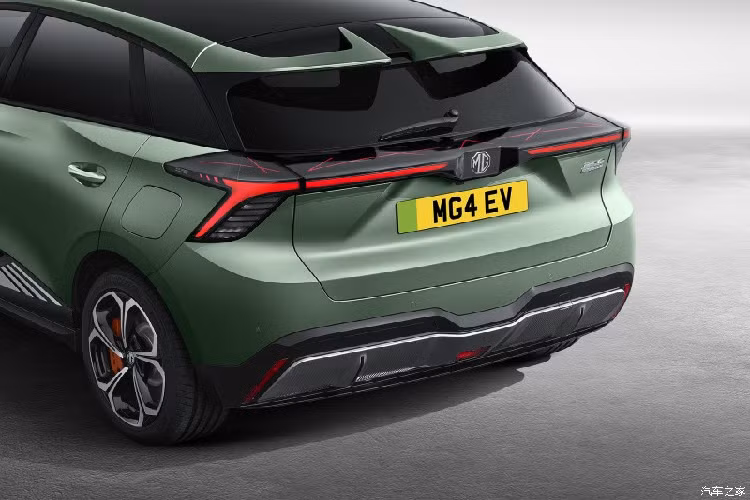 Ở bên thân xe, bạn có thể thấy phiên bản hiệu suất cao của MG4 sở hữu la-zăng kích thước lớn 18 inch với lốp Bridgestone và kẹp phanh màu cam. Xe mới có đĩa phanh cỡ lớn với khoảng cách phanh 33,9 mét. Ở đuôi xe, MG4 XPower có kiểu cắt kéo đẹp mắt cánh lướt gió với hình dáng độc đáo và cửa sổ trời toàn cảnh. Cuối cùng, xe có tùy chọn màu Racing Green mới độc quyền.