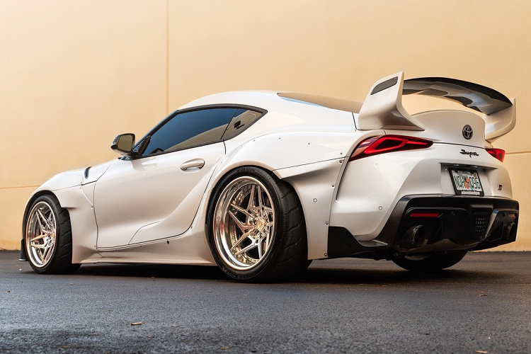 Gói nâng cấp của StreetHunter Designs được niêm yết với mức giá 7.425 USD, chưa bao gồm mâm. Nếu lựa chọn chất liệu sợi carbon, số tiền này có thể lên đến 8.450 USD.