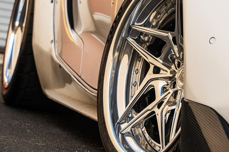 Sau khi thay đổi, bề ngang tại cầu trước và cầu sau của chiếc Supra sẽ tăng thêm lần lượt 45 mm và 60 mm.