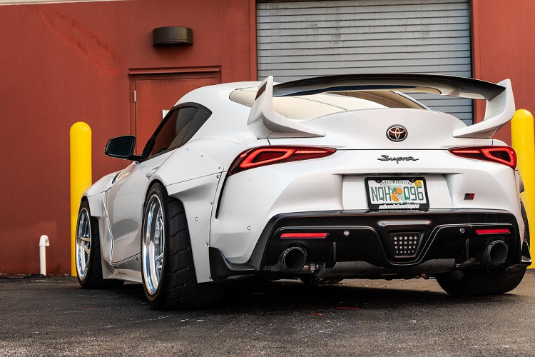 Đuôi xe được bổ sung cánh lướt gió được lấy cảm hứng từ mẫu Supra TRD 3000GT thế hệ thứ 4. Cánh gió bằng sợi carbon đắt hơn cánh gió bằng FRP khoảng 575 USD.