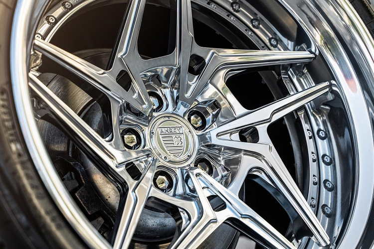 Điểm nổi bật ở ngoại thất của chiếc xe là bộ mâm Anrky Wheels S3-X3 mạ chrome bóng cùng bộ lốp Toyo R888R.