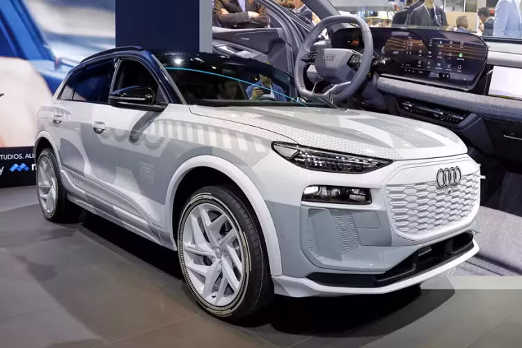  Audi Q6 e-tron 2025 mới vừa chính thức giới thiệu tại triển lãm ô tô Munich Motor Show 2023 tại Đức. Và ngay khi ra mắt, mẫu xe này đã khẳng định nó là một trong những chiếc xe điện quan trọng nhất của Audi trong năm nay vì 2 lý do.