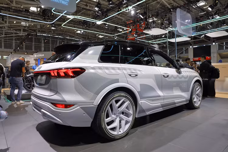 Thứ nhất, nó có kích thước tương tự như chiếc Q5, được định vị giữa dòng Q4 e-tron và Q8 e-tron trong dòng xe điện của Audi. Đây là kích thước xe phổ biến và được mua nhiều nhất trong nhóm xe gầm cao của hãng.