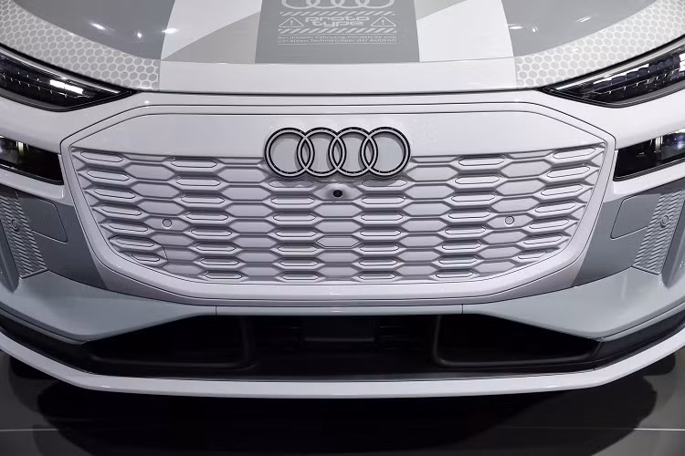 Audi Q6 e-tron còn được trang bị màn hình HUD hiển thị các thông tin chỉ hướng với phạm vi tối đa lên tới 200m. Mẫu SUV điện này còn được trang bị hệ thống âm thanh cao cấp Bang &amp; Olufsen với 22 loa công suất 830W, trong đó có 4 loa tích hợp cho vị trí tựa đầu phía trước.