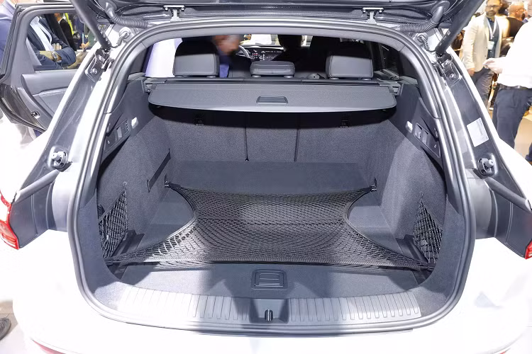 Cụ thể, Q6 e-tron sẽ có cabin công nghệ cao với cụm đồng hồ kỹ thuật số 11,9 inch, màn hình thông tin giải trí 14,5 inch. Cạnh đó là màn hình riêng dành hành khách phía trước với kích thước 10,6 inch. Màn hình nhỏ dành cho hành khách này sẽ không làm phân tâm người lái.