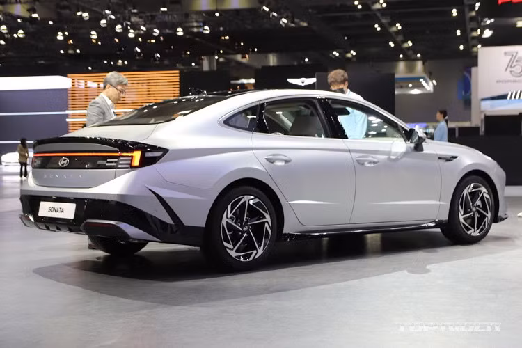 Trong đó, chỉ có 3 động cơ xăng 2.5L, 1.6L và 2.0L được dùng cho phiên bản N Line. Theo kế hoạch, Hyundai sẽ bắt đầu nhận cọc cho Sonata 2024 ở thị trường quê nhà vào ngày 20/4 tới đây. Mức giá xe Hyundai Sonata 2024 chưa được công bố cụ thể.