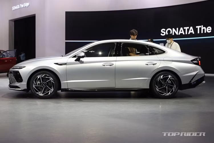 Hyundai Sonata 2024 bản cao cấp sẽ dùng vành hợp kim với thiết kế đa chấu phức tạp và phay xước 2 màu. Còn bản thấp hơn sẽ dùng vành có đường kính 17 inch.