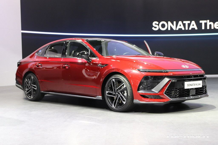 Trên bản N Line, Hyundai Sonata 2024 được trang bị ghế bọc da pha da lộn với chỉ khâu và viền màu đỏ làm điểm nhấn. Trên lưng ghế còn có logo "N" như dấu hiệu nhận biết.