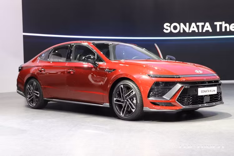 Trên bản N Line, Hyundai Sonata 2024 được trang bị ghế bọc da pha da lộn với chỉ khâu và viền màu đỏ làm điểm nhấn. Trên lưng ghế còn có logo "N" như dấu hiệu nhận biết.