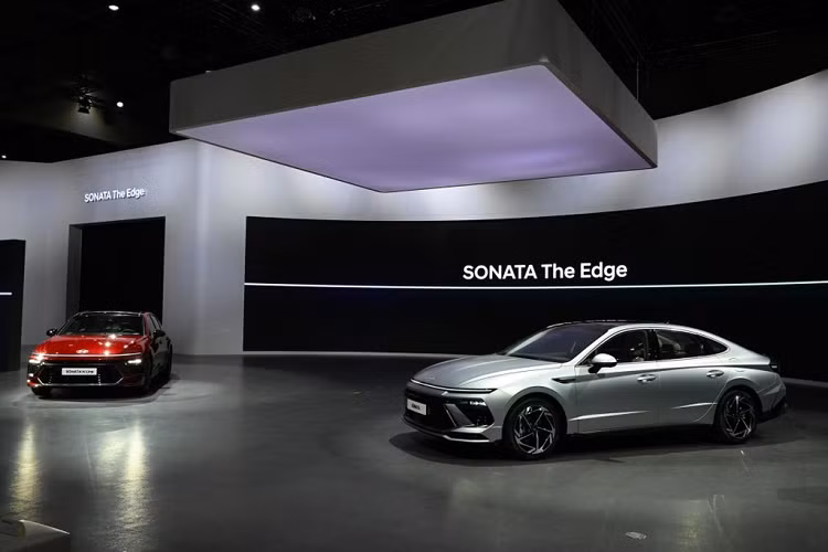 Mang trong mình triết lý thiết kế Thể thao Gợi cảm (Sensuous Sportiness), mẫu xe sedan Hyundai Sonata 2024 gây ấn tượng mạnh với dải đèn LED định vị ban ngày ôm lấy nắp ca-pô còn cụm đèn pha đặt bên dưới, ẩn trong hốc đen ở hai bên lưới tản nhiệt.