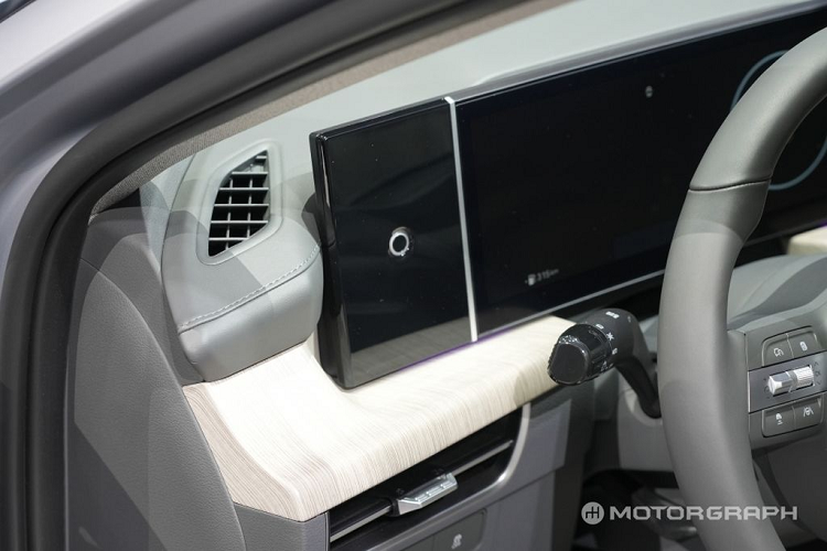 Trong đó có 6 màu mới là bạc Aero Silver Matte, đen Abyss Black, trắng Serenity White Pearl, xám Nocturne Gray Metallic, xanh Transmission Blue Pearl và xám nhám Nocturne Gray Matte.