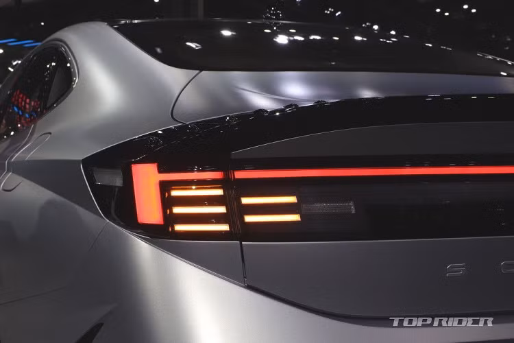 Ở phía sau, cụm đèn hậu Sonata mới có thiết kế khá giống Accent 2023 với dải đèn LED nằm vắt ngang tạo hình chữ H. Nằm ở vị trí trung tâm của cửa cốp là logo của hãng Hyundai và tem chữ nổi "Sonata" nằm bên dưới. Khu vực cản sau cũng được thiết kế lại khiến phần đuôi xe trở nên hầm hố hơn.